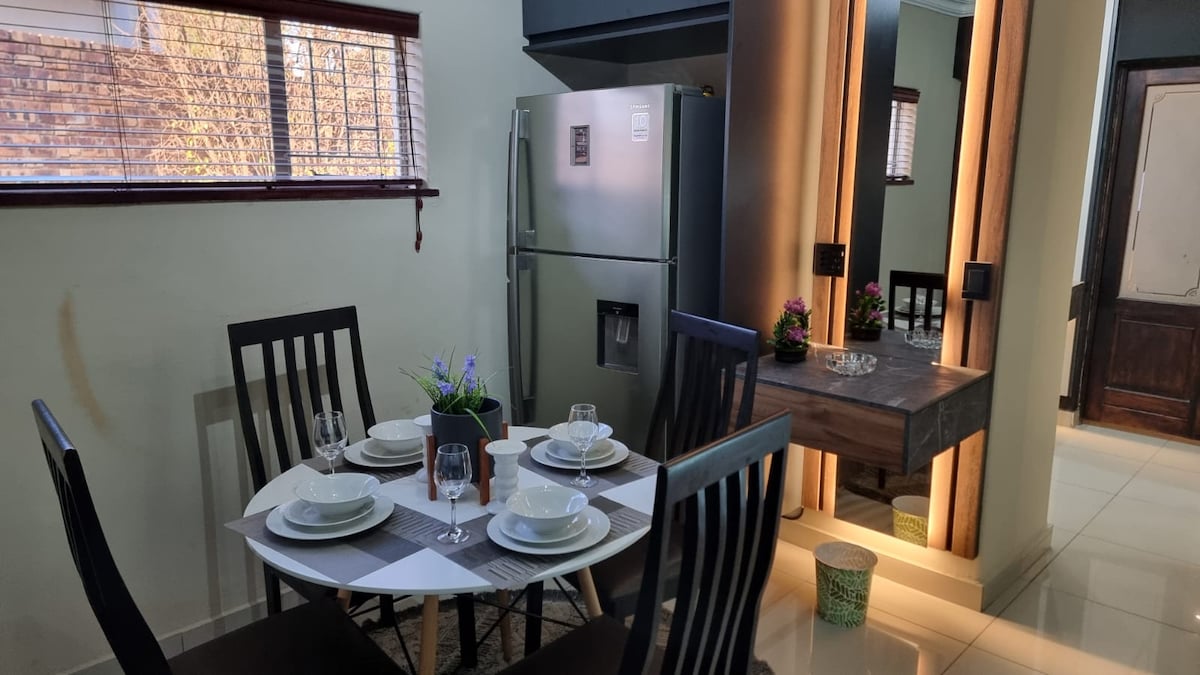 Dining room to seat 4 persons.