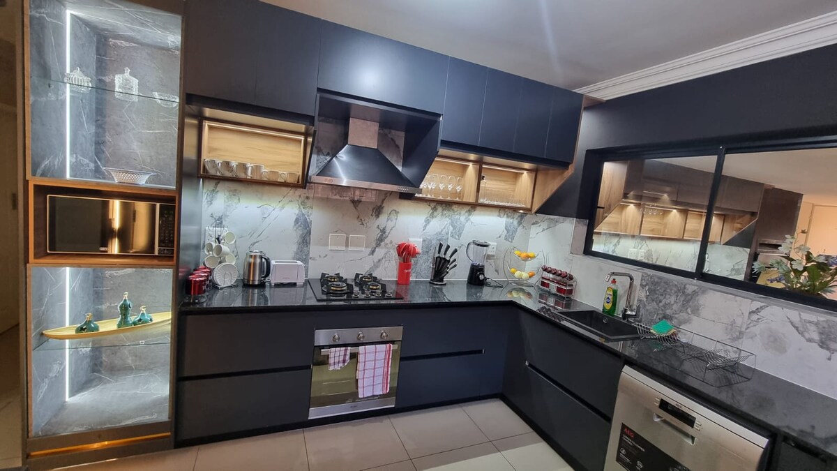 Full kitchen with basic cooking cutlery, gas stove and oven, dishwasher, microwave, blender, toaster, kettle and fridge.