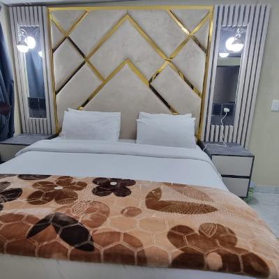 King sized bed with ensuite bathroom.