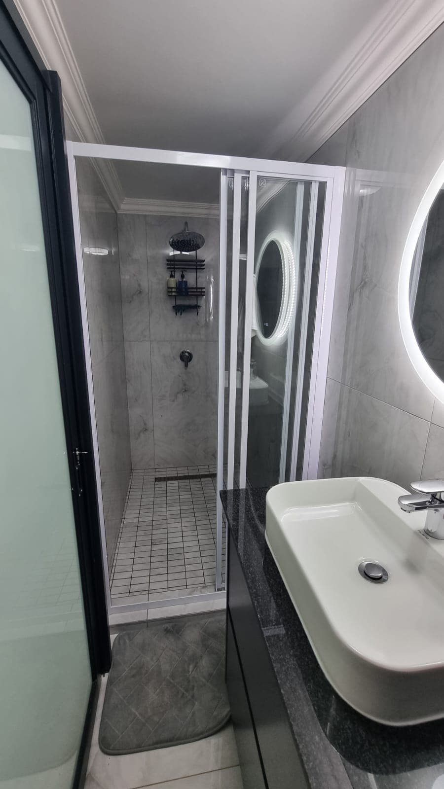 Full bathroom 2 image 2