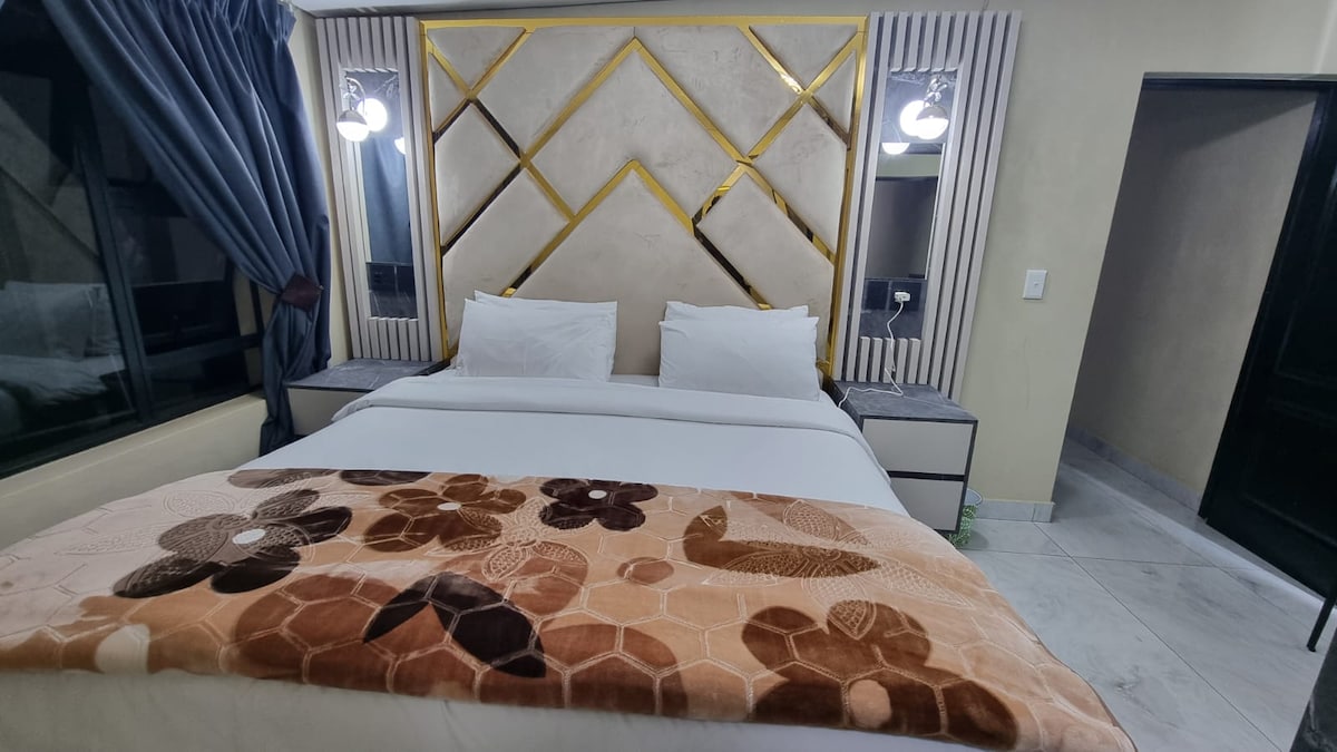 King sized bed with ensuite bathroom.
