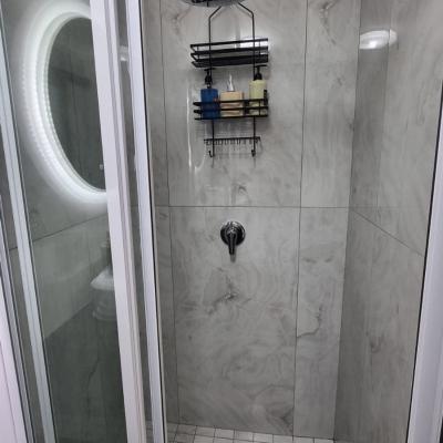 Full bathroom 1 image 2