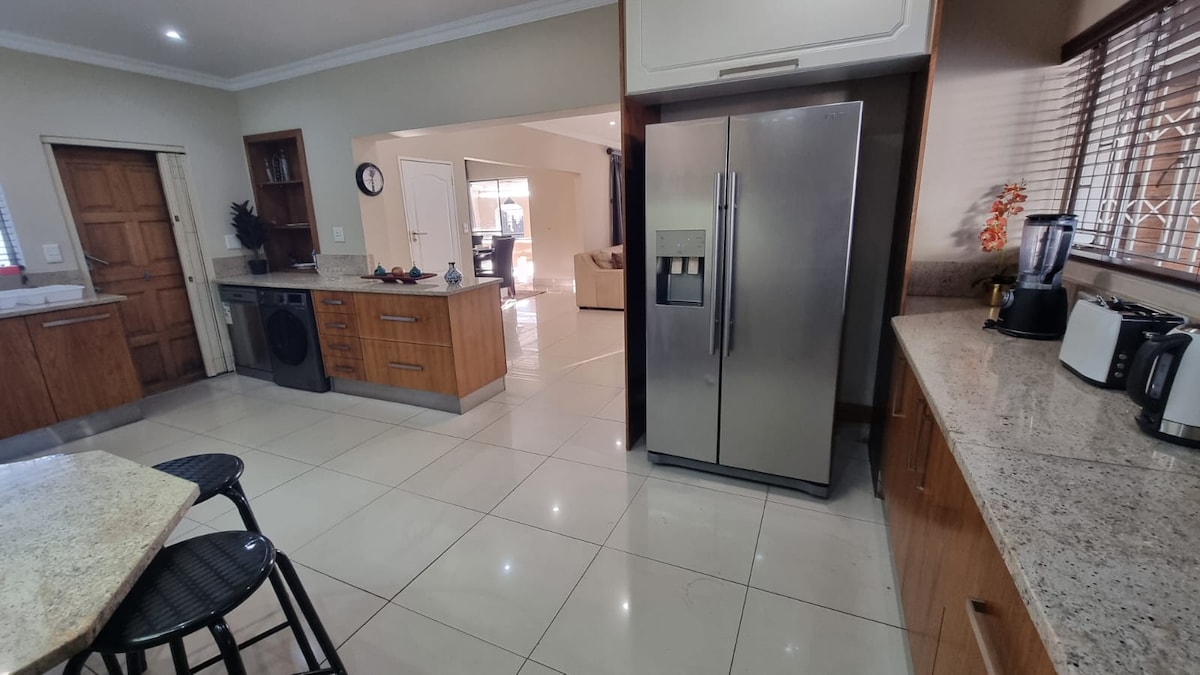 Full kitchen with dishwasher and washer dryer combo machines
