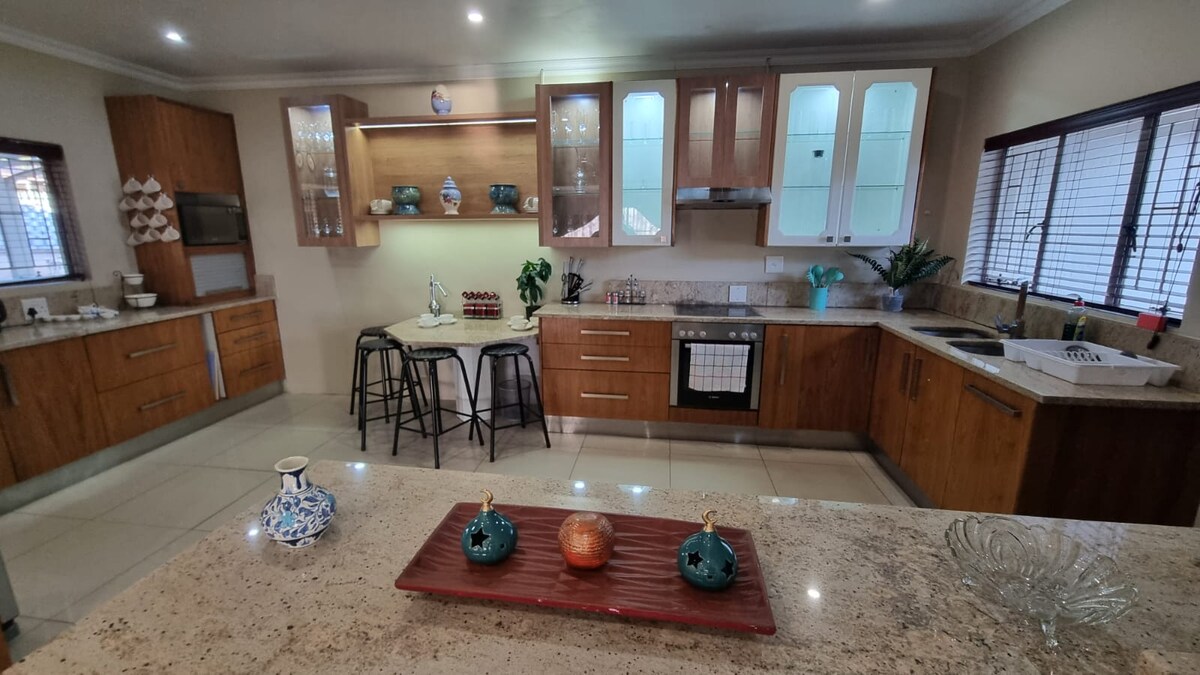 Full kitchen with blender, microwave oven, toaster and kettle