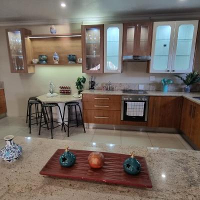 Full kitchen with blender, microwave oven, toaster and kettle