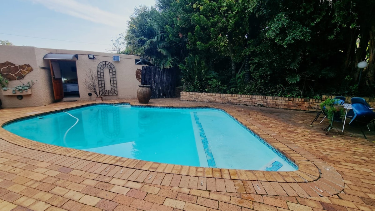 Cottage by the pool with a private fenced garden