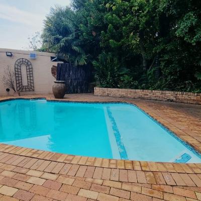 Cottage by the pool with a private fenced garden