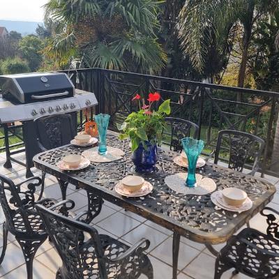 Braai entertainment area on balcony with a panaromic views.