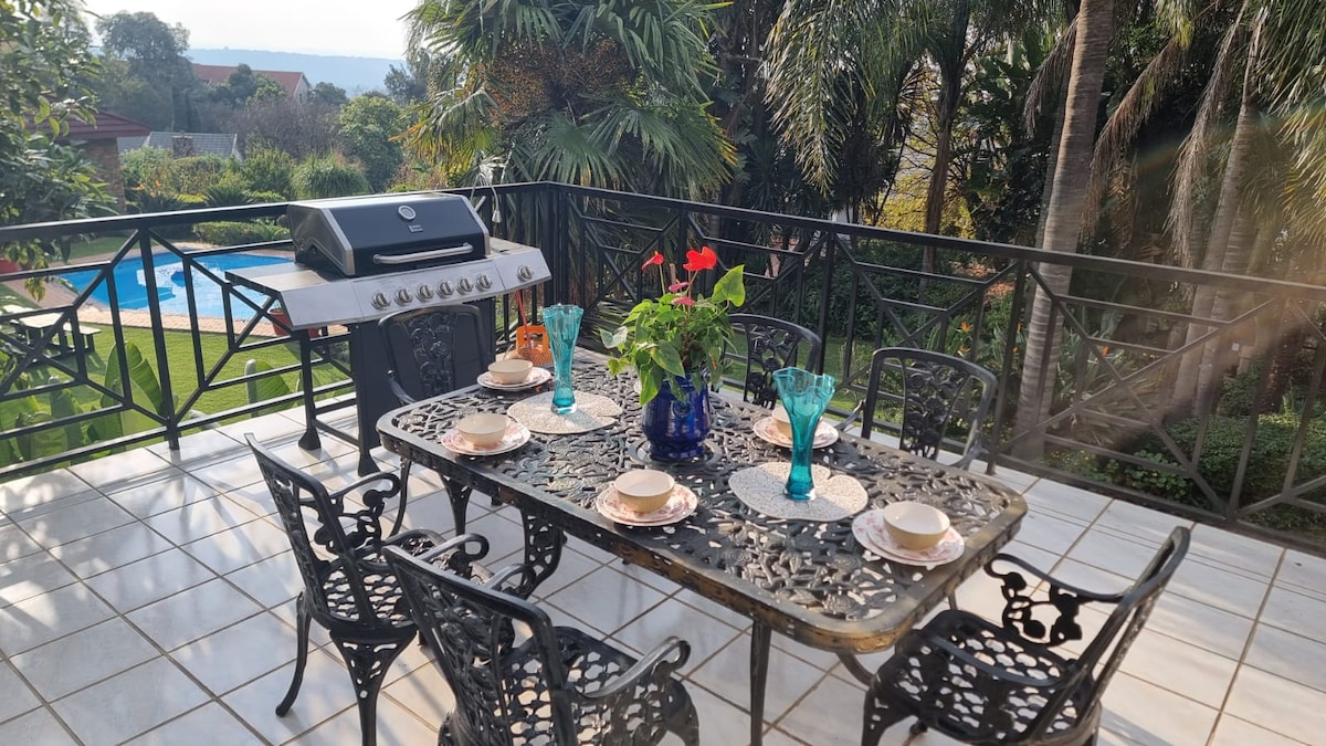 Braai entertainment area on balcony with a panaromic views.