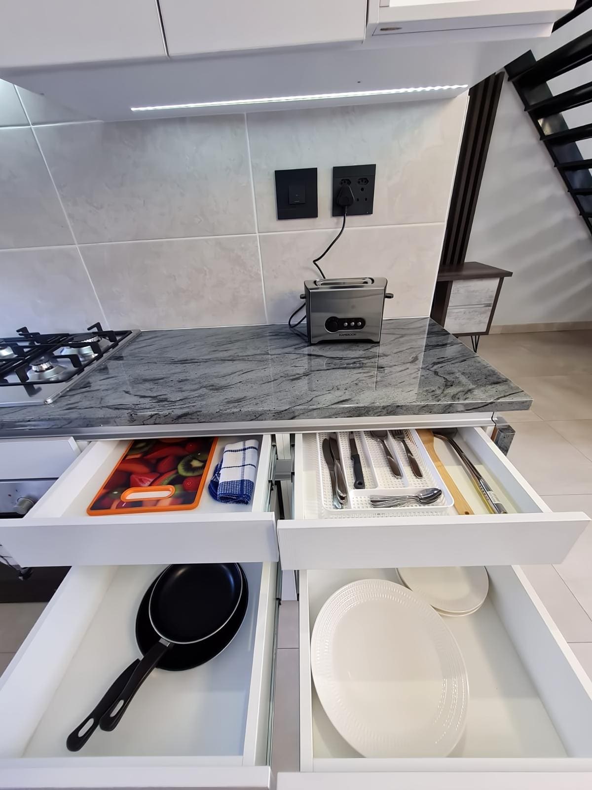 Full kitchen image 2