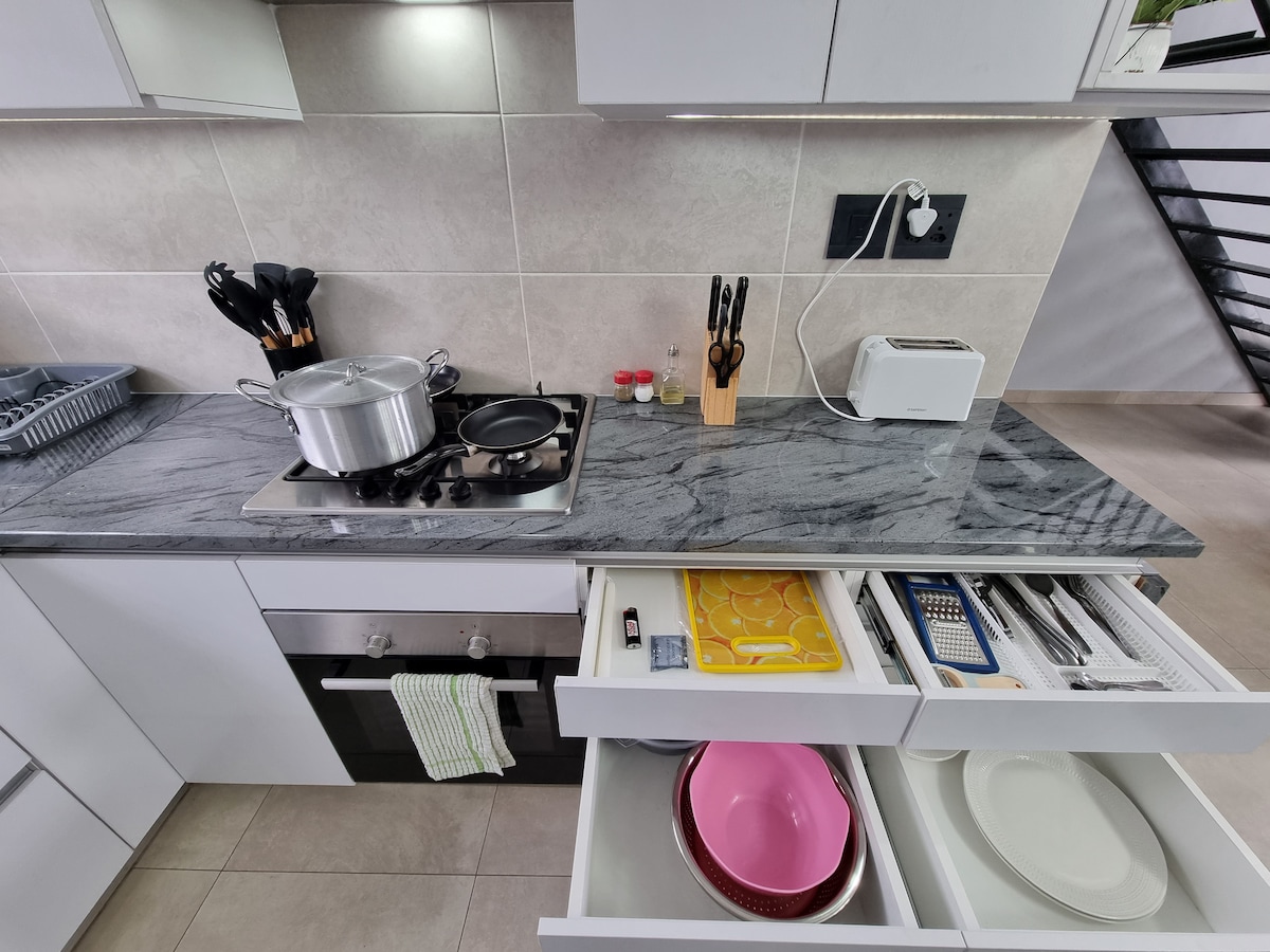 Full kitchen image 1