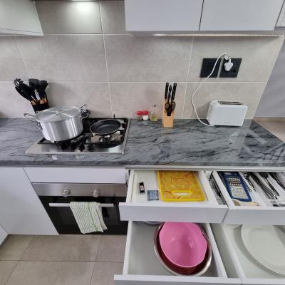 Full kitchen image 1