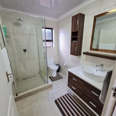 Full bathroom image 2