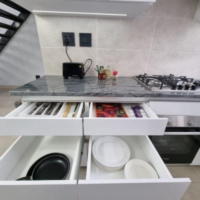 Full kitchen image 2