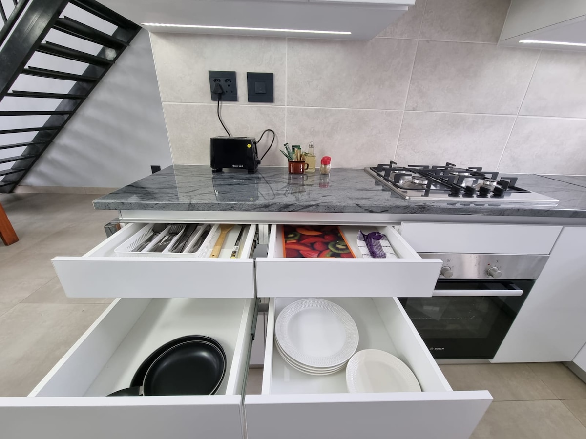 Full kitchen image 2