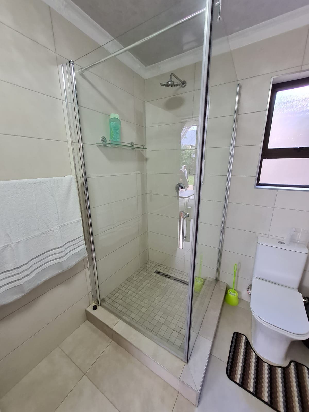 Full bathroom image 1