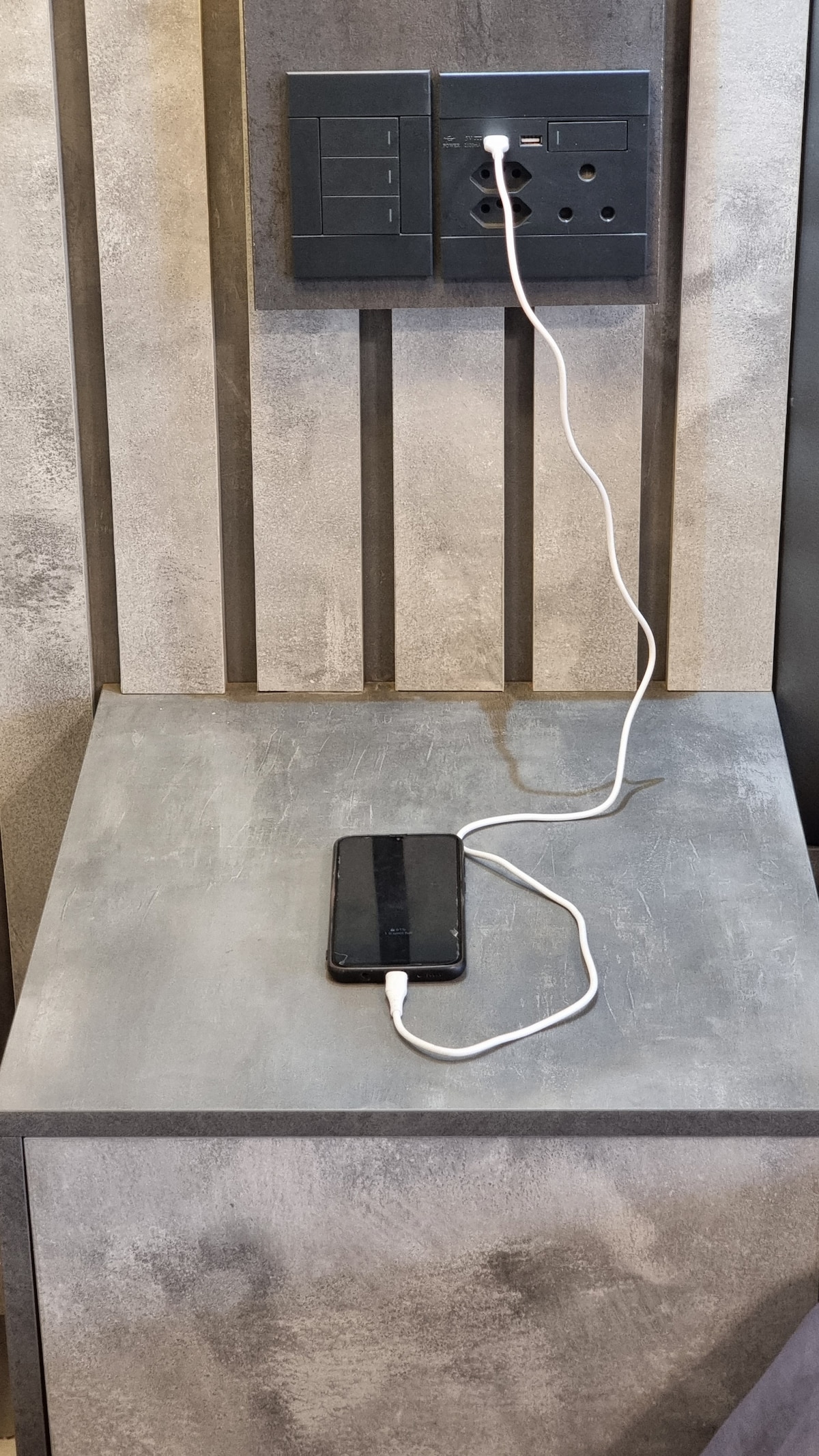 Floating side pedestals with USB plugs