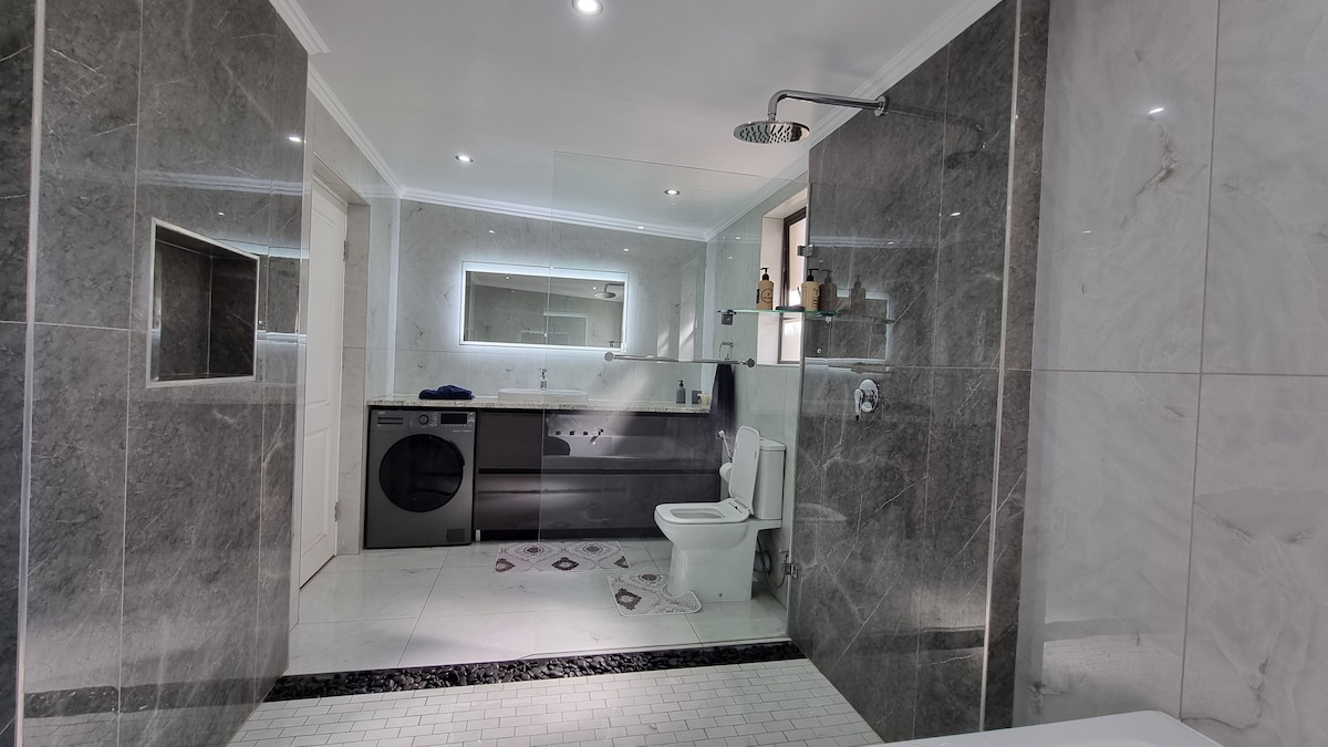 Bathroom with washer/dryer combo washing machine